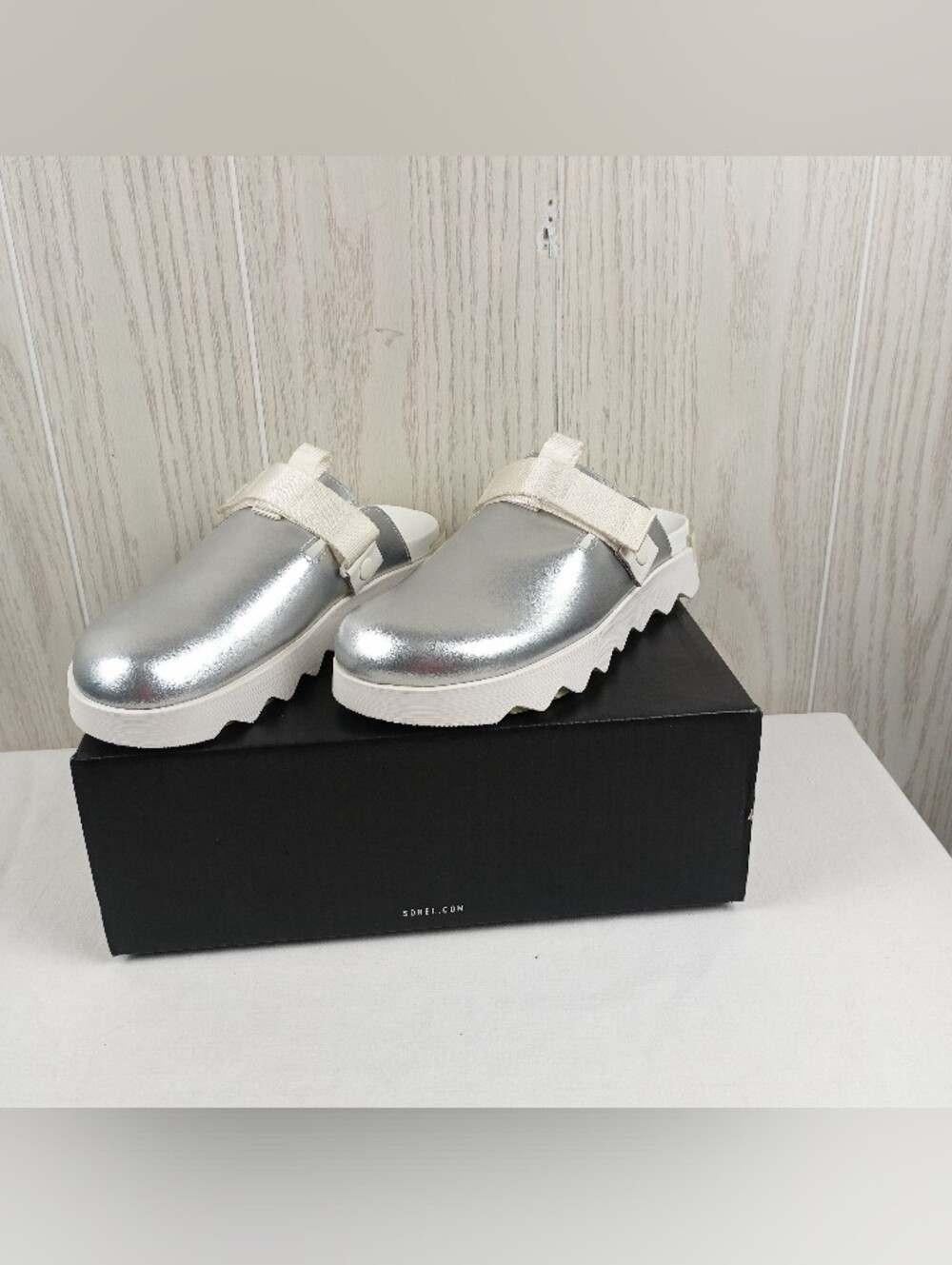 NWT SOREL  Women's Clog, White/Silver, Size 8 M